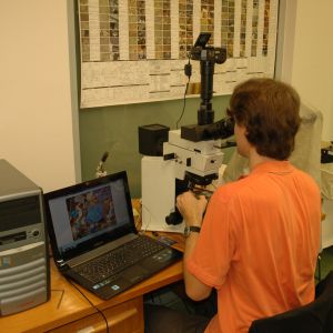 Badatelsky Polarizacni Mikroskop S Fotozarizenim2